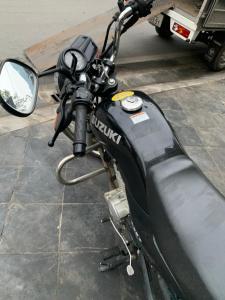 ein nahe liegendes Motorrad auf der Straße geparkt in der Unterkunft Ngan Ha Homestay in Ha Giang