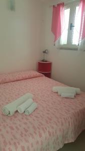 イーゾラ・ロッサにあるFronte mare Bella Vistaのベッドルーム1室(ベッド1台、タオル2枚付)