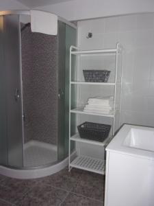 ein Bad mit einer Dusche und einem Waschbecken in der Unterkunft Apartamentos Casa Rosán, junto a la Caldera de Taburiente in El Paso