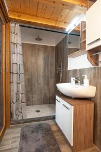 y baño con lavabo y ducha. en Circeo Holiday Houses en San Felice Circeo