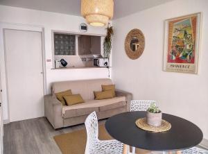 een woonkamer met een bank en een tafel bij Constellation in Juan-les-Pins