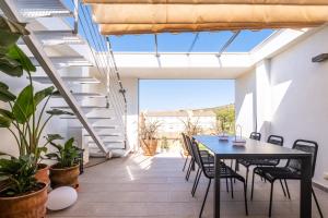 d'une salle à manger avec une table et des chaises sur un balcon. dans l'établissement La Perla Pollensa - BY EMERALD STAY, à Port de Pollença