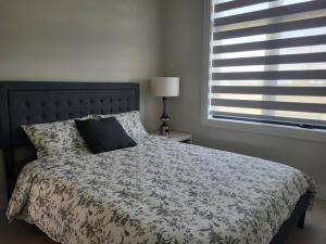 Uma cama ou camas num quarto em Spacious and Modern