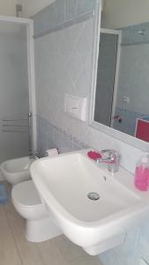 イーゾラ・ロッサにあるFronte mare Bella Vistaのバスルーム(洗面台、トイレ、鏡付)