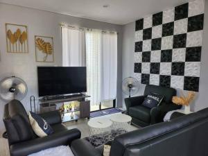 Μια τηλεόραση ή/και κέντρο ψυχαγωγίας στο Beautiful 2 Story 3 Bedroom House