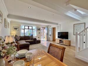 uma sala de estar com uma mesa e um sofá em Beacon Cottage by Inspire Stays em Ditchling