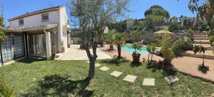 une maison avec une cour et une piscine dans l'établissement Villa Natval - 600 m2, à Antibes