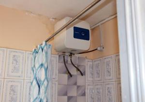 Baño con cámara de seguridad en la pared en To Be Hotel, en Kumasi