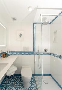 ein Bad mit einem WC und einer Dusche in der Unterkunft Hotel Syrene in Capri