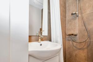 Een badkamer bij Plads til 4 personer - 5 minutter fra Friluftsbadet