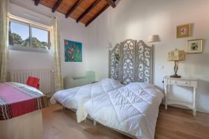 una camera da letto con un letto, un tavolo e una finestra di Villa avec jacuzzi - 15 pers. à 350m de la plage a Saint-Brévin-les-Pins