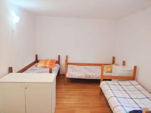 سرير أو أسرّة في غرفة في Felix- Hostel Pracowniczy