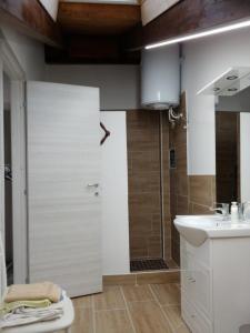 een badkamer met een douche, een toilet en een wastafel bij Camera con bagno Mirjana in Cislago