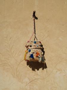 un petit sac suspendu sur un mur dans l'établissement Nashdeen Eko Lodge, à ‘Izbat Zaydān