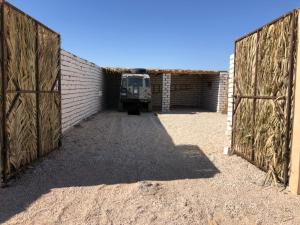 un camion parcheggiato in un garage con due cancelli di Nashdeen Eko Lodge a ‘Izbat Zaydān