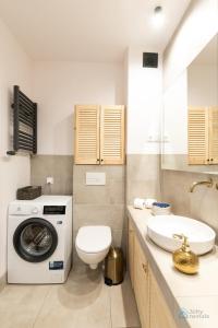 y baño con lavadora y lavamanos. en Granero Deluxe by 3City Rentals, en Gdansk