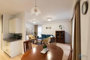 cocina y sala de estar con mesa y sofá. en Granero Deluxe by 3City Rentals, en Gdansk