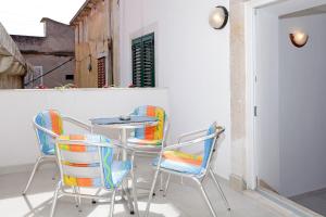 a table and four chairs in a room at Apartments Park in Vela Luka