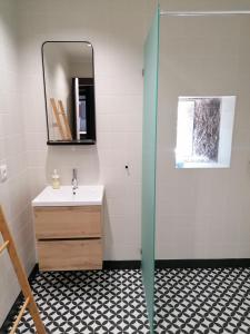 ein Bad mit einem Waschbecken und einem Spiegel in der Unterkunft Quinta Pousada de Fora in Guimarães