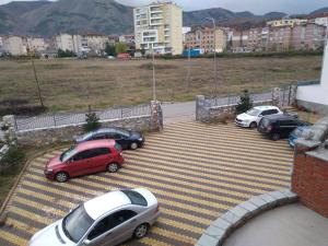 un grupo de autos estacionados en un estacionamiento en Hotel Roberto, en Korçë