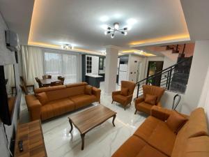a living room with couches and a table at VİLLA DENİZ , KiRAZ in Trabzon