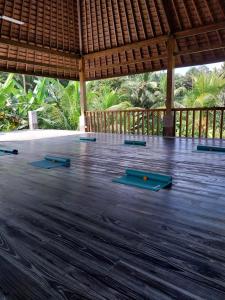 RUMAH KAYU RESORT的阳台或露台