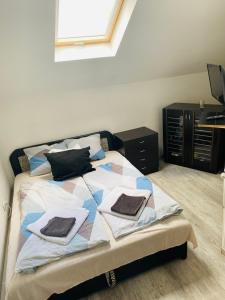 Una cama o camas en una habitación de R-Andi fészek