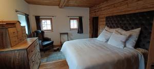 1 dormitorio con 1 cama grande y vestidor en Tessenberg Mountain Retreat, en Heinfels