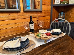 Bebidas en Log Cabin with Mountain View and Privacy