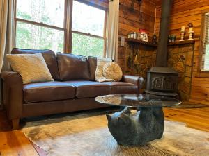 Zona de estar de Log Cabin with Mountain View and Privacy