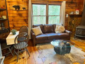 Zona de estar de Log Cabin with Mountain View and Privacy