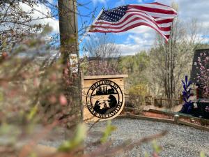 Imagen de la galería de Log Cabin with Mountain View and Privacy, en Blue Ridge