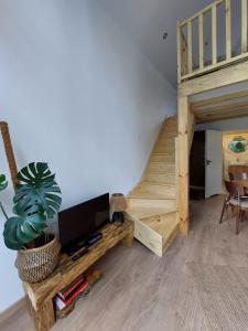 salon z łóżkiem piętrowym i schodami w obiekcie Poczciwy Bies w mieście Myczków