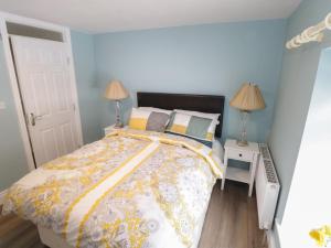 um quarto com uma cama com um edredão amarelo e branco em 22 Town Place em Ballinrobe