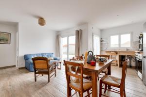 een keuken en een woonkamer met een tafel en stoelen bij Detente et evasion aux Sables dOlonnes in Les Sables-dʼOlonne