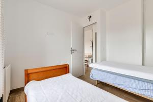 1 Schlafzimmer mit 2 Betten und einem Schrank in der Unterkunft Detente et evasion aux Sables dOlonnes in Les Sables-dʼOlonne
