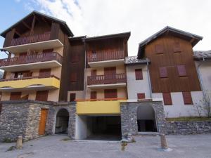 a building with balconies on the side of it at Appartement Valloire, 3 pièces, 6 personnes - FR-1-263-185 in Valloire