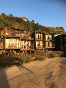 um edifício ao lado de uma colina em La Ritoqueña Hotel de Playa em Concón