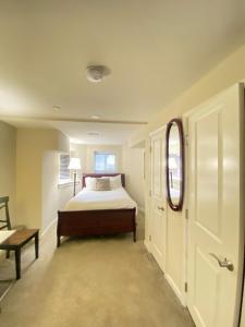 Schlafzimmer mit einem Bett, einem Fenster und einer Tür in der Unterkunft Lovely Remodeled 2bdrm Basement Home in Washington