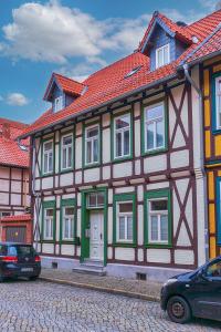 a building with green and yellow trim on a street at Kleine Quelle Wernigerode in Wernigerode