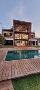 a house with a swimming pool in front of it at Casa Pordosol in Fortim