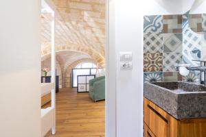 Imagine din galeria proprietății Stazione & Politecnico Stylish Apt with Netflix în Bari +23 fotografii