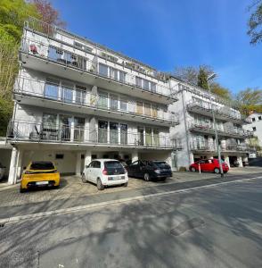 un edificio con auto parcheggiate di fronte di Apartment Lahnblick a Marburg an der Lahn