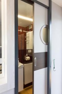 uma porta que dá acesso a uma casa de banho com um lavatório em Wohnboote Marina Niederhavel em Brandenburg an der Havel