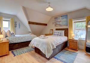 - une chambre avec 2 lits et une télévision dans l'établissement Clifton House, à Lynmouth