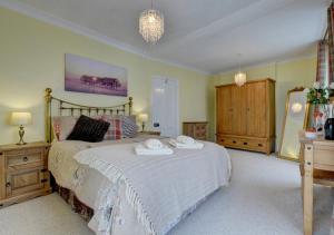 1 dormitorio con 1 cama con 2 toallas en Clifton House 4 Lynton, en Lynmouth