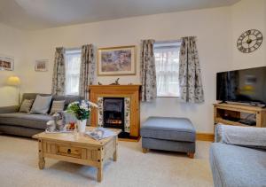 sala de estar con sofá y chimenea en Clifton House 4 Lynton, en Lynmouth