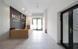 Milo Aparthotel في فروتسواف: مدخل في مبنى مع مكتب استقبال