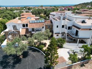 an aerial view of a house with a swimming pool at Hotel Bonsai in San Teodoro