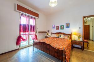 a bedroom with a large bed and a window at La Romana Antica in Madonna di Fornelli